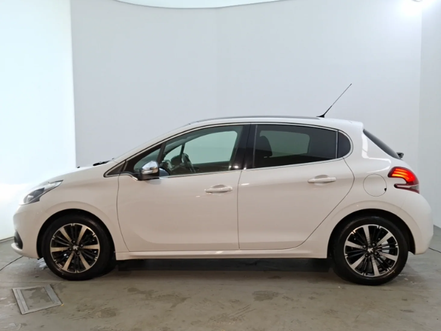 Peugeot 208 photo 2
