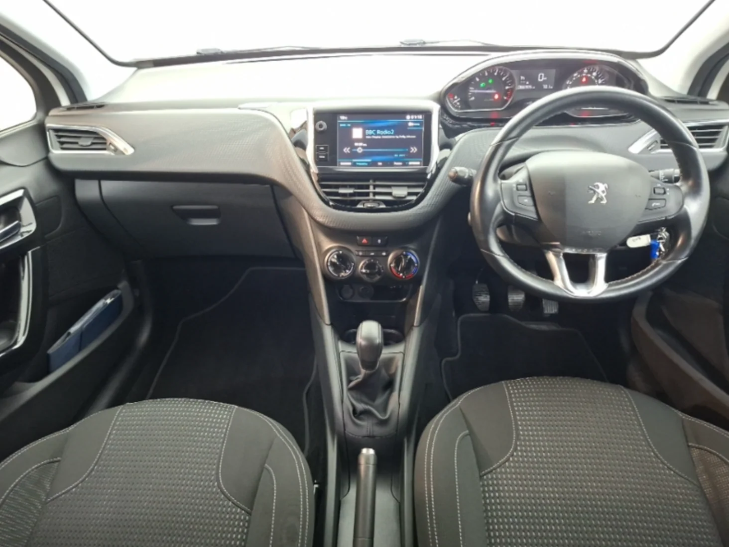 Peugeot 208 photo 3