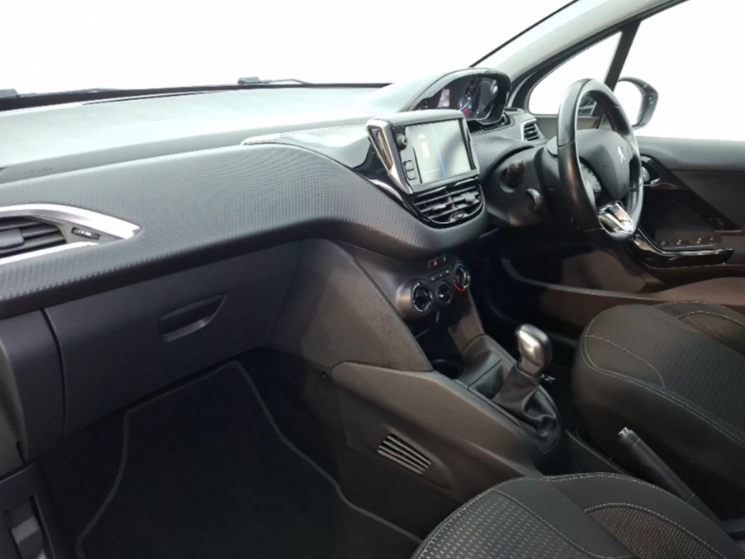 Peugeot 208 photo 4